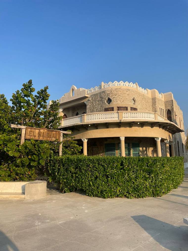 El Haguay Marea Bar frente a la playa de Progreso
