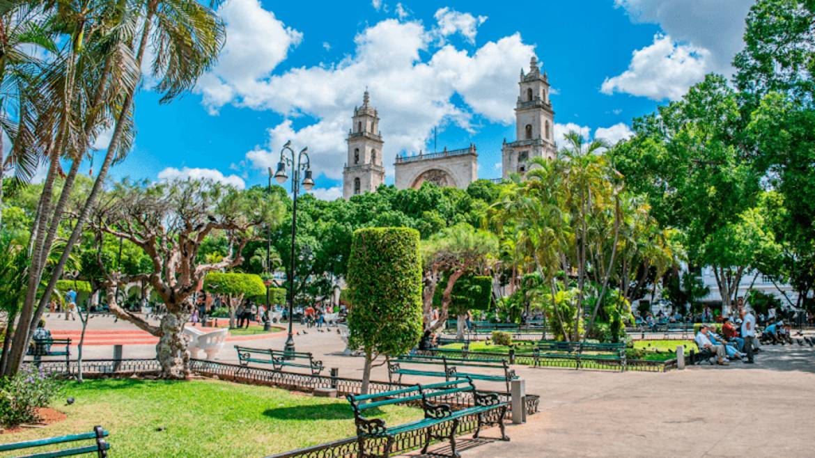 Plaza Grande de Mérida iluminada de noche