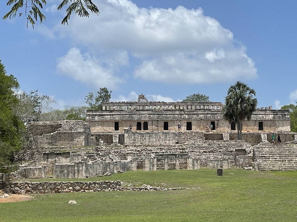 Codz Poop de Kabah, edificio cubierto de mascarones de Chaac en la Ruta Puuc