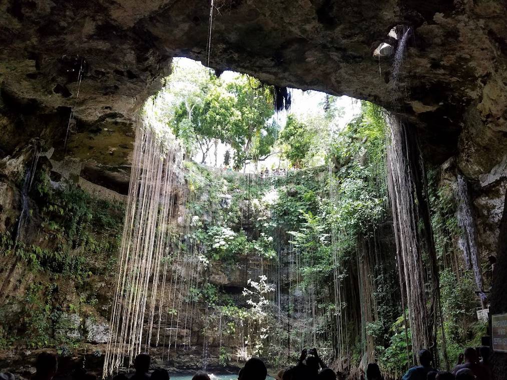 Cenote Ik Kil cerca de Chichén Itzá con raíces colgando desde la superficie