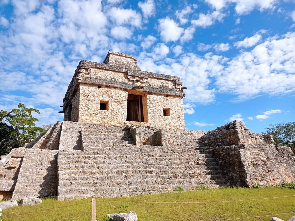 Templo de los Siete Muñecos alineado con el sol del amanecer en Dzibilchaltún