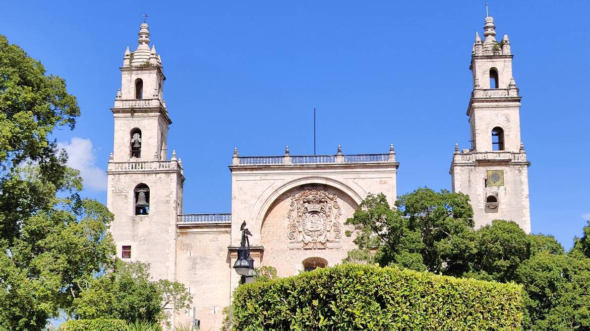 Fachada de la Catedral de San Ildefonso en el centro de Mérida