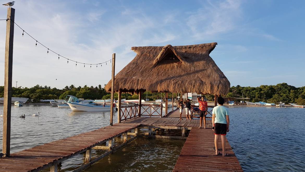 Muelle con palapa en Chelem, Yucatán