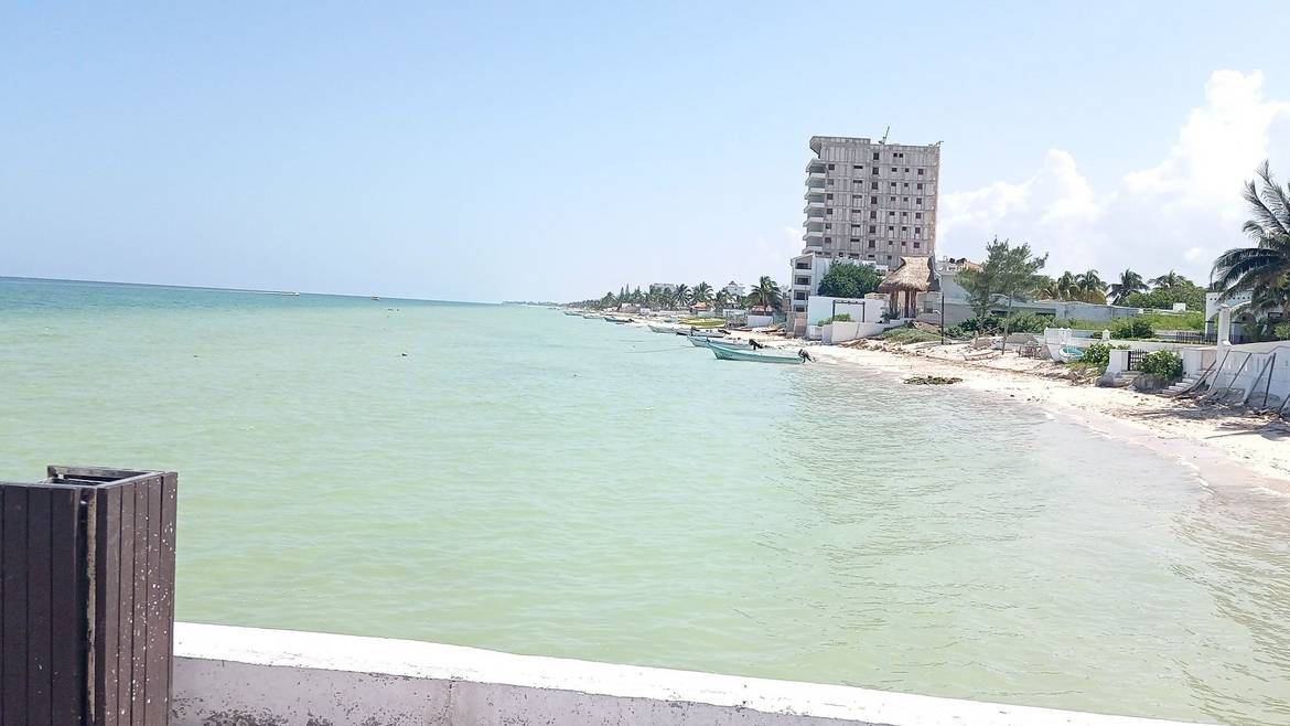 Playa de aguas tranquilas en Chicxulub Puerto, Yucatán