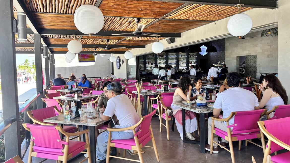 Terraza del restaurante Crabster Seafood & Grill en el malecón de Progreso