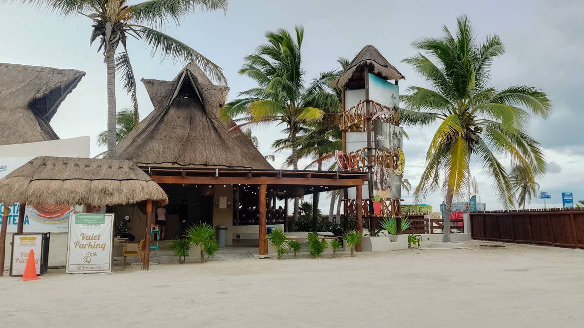 Palapas de Eladio's Bar frente a la playa en Progreso
