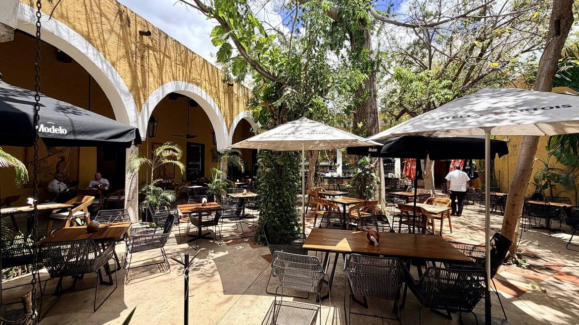 Patio con mesas del Museo de la Gastronomía Yucateca (MUGY) en Mérida