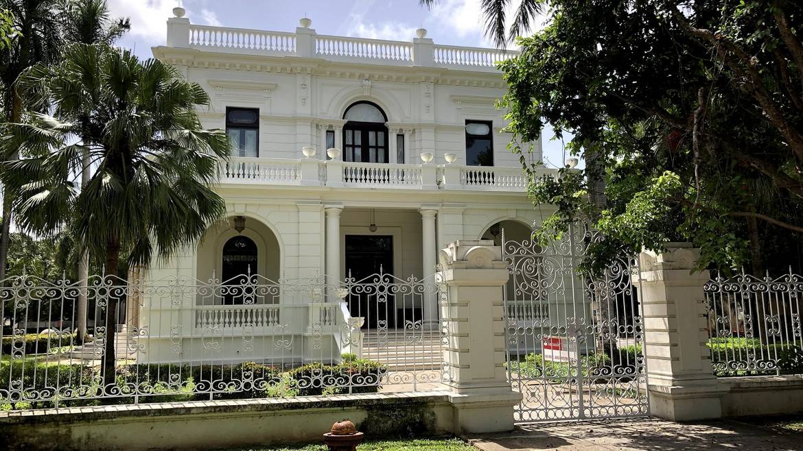 Casona blanca del siglo XIX sobre el Paseo de Montejo, Mérida