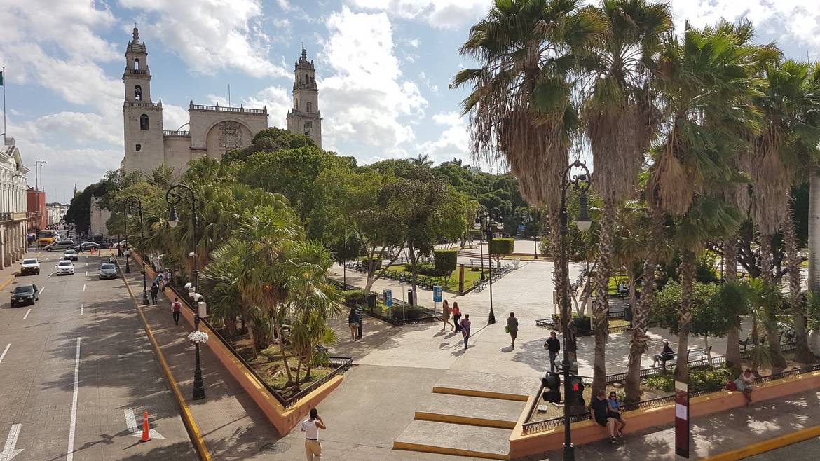 Plaza Grande de Mérida con la Catedral de San Ildefonso al fondo